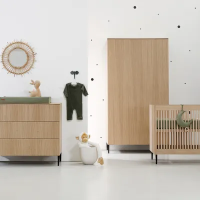 Kidsmill Levi Babyzimmer Inkl. Runden Möbelfüßen Eiche | Babybett 60 x 120 cm + Kommode