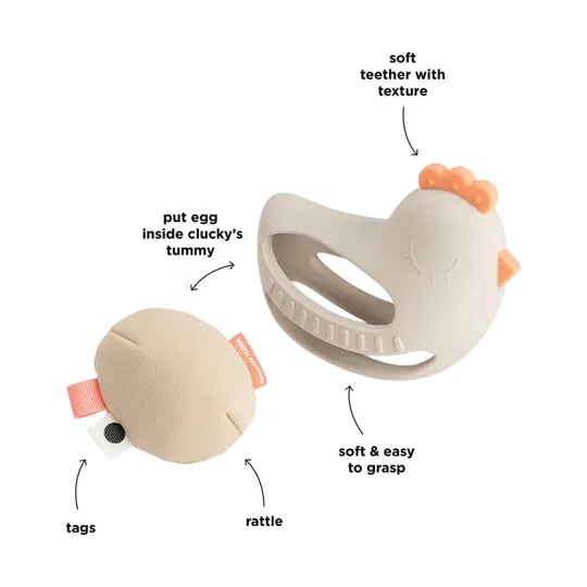 Done By Deer Clucky Greif- und Beißring mit Rassel – Sand
