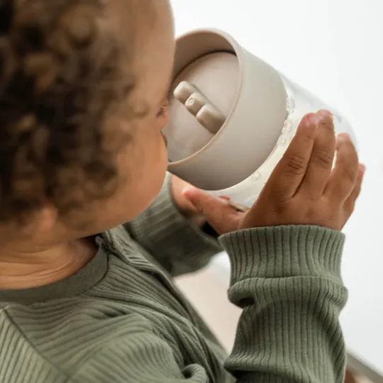 Done By Deer 360° Oefenbeker - Celebration – Sand