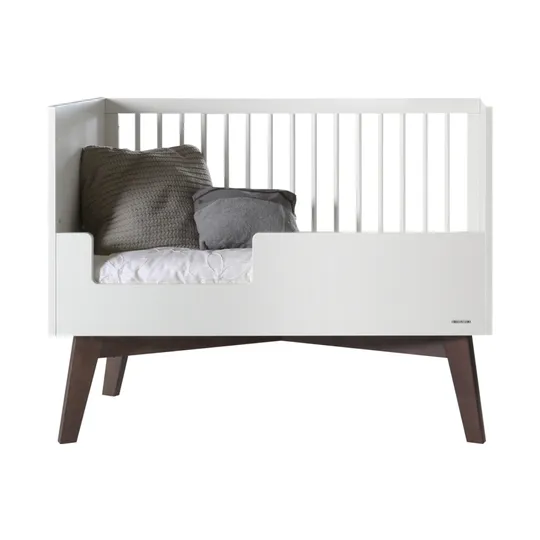 Kidsmill Sixties Babyzimmer Mattweiß / Walnuss