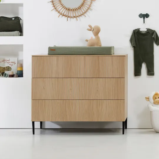 Kidsmill Levi Babyzimmer Inkl. Runden Möbelfüßen Eiche | Babybett 60 x 120 cm + Kommode