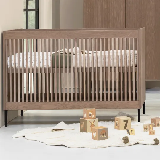 Kidsmill Levi Babyzimmer Inkl. Runden Möbelfüßen Walnuss