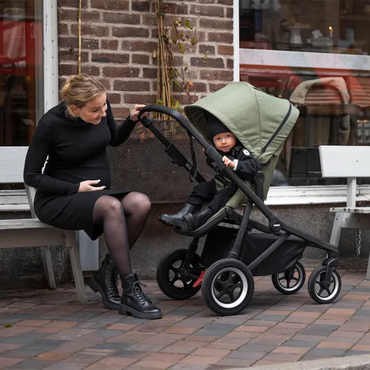 Thule Sleek Kinderwagen On Black 
