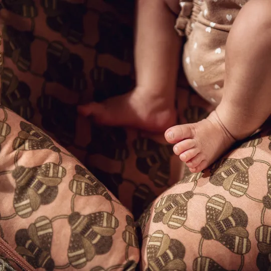 DockATot Deluxe+ Babynestje Busy Bees